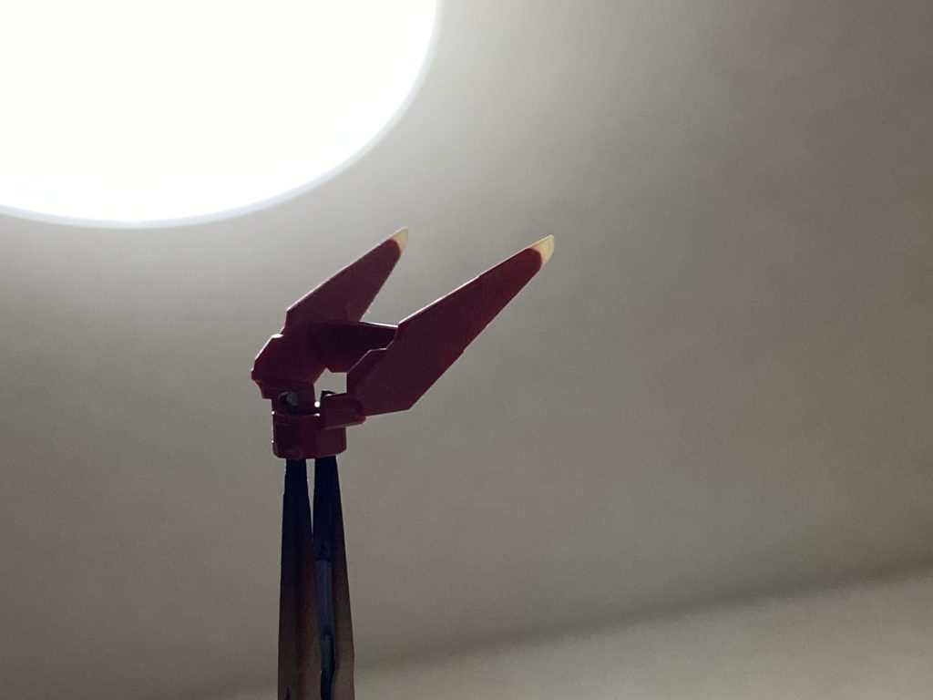 エッジが丸かったのでパテで尖らせました。