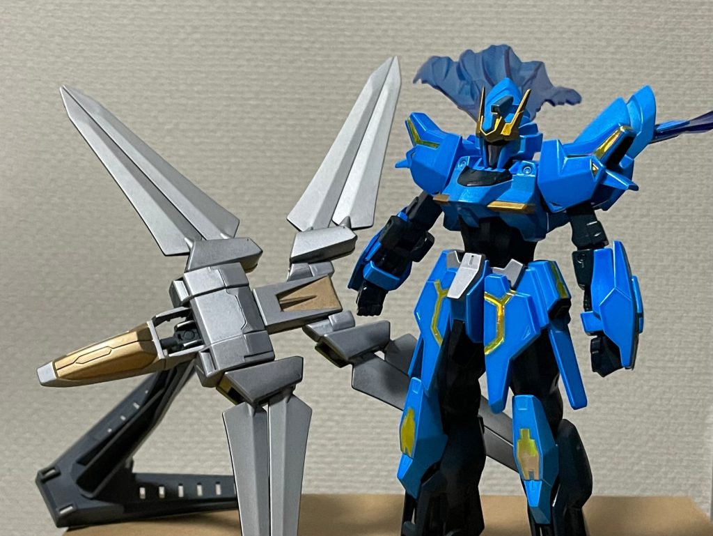 変身アイテム型の支援機も「ギャラクシーブースター」で制作しました。カラーレシピメインカラー青:ホワイトパール+クリアブルーの重ね塗り。手やソール等の黒:セミグロスブラック。脚部他:ネイビーブルーの重ね塗り。金:シルバー+クリアイエローの重ね塗り。マント:クリアブルーの重ね塗り+シャインシルバーの粒子を少々吹き付け。