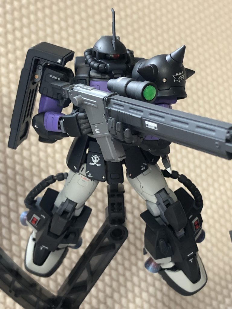 ガイア機。ツノ付けてます!オリジン版の旧ザクのライフルを再塗装して持たせてみました。