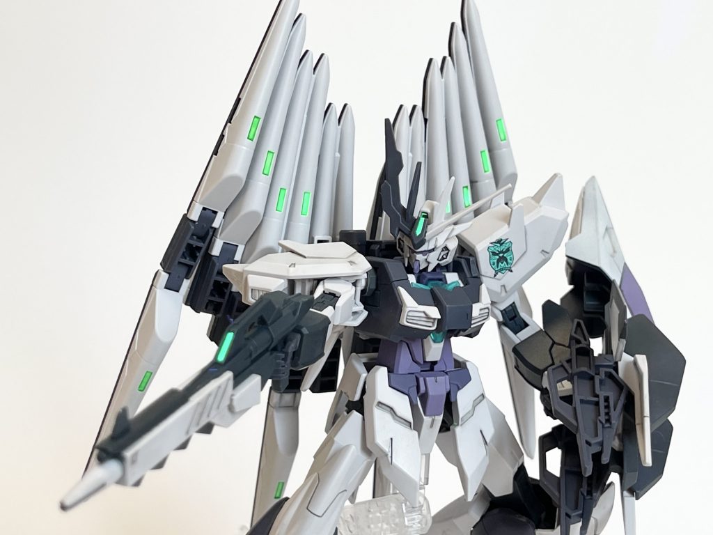 射撃姿勢。ライフルセンサー部含め発光させてます。本物νはシングルフィンファンネルのほうが断然好きなんですが、フェイクνはダブルフィンファンネルの方が好きです。フェイクνウェポンを2箱買うとビームガンも二基余るので、シールド裏面下部に加工して取り付け。一対のシールドビームガンとしています。