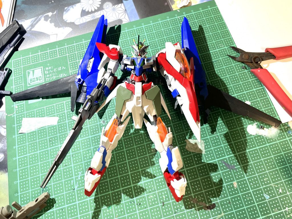 塗装前ウィングゼロ炎とクアンタをベースに色々ジャンクをくっつけてます。