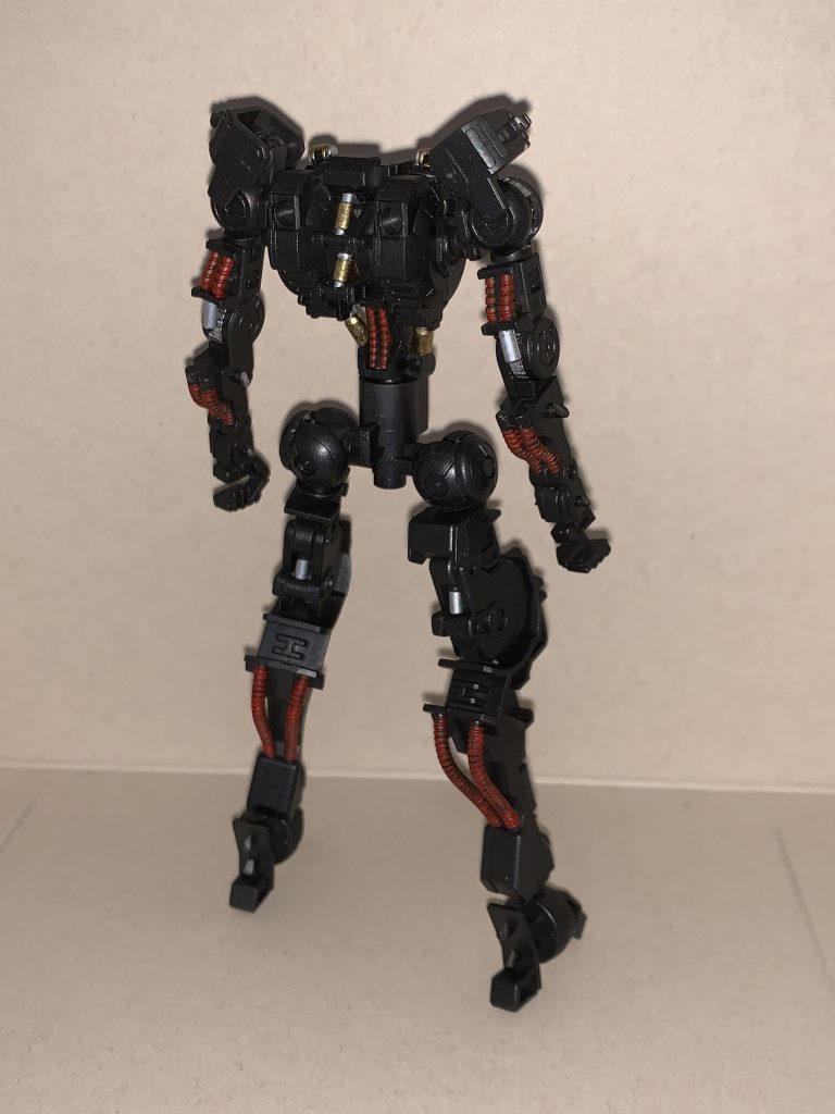 シリンダー系はエナメルのゴールドとシルバー、パイプ系は赤で塗っています。