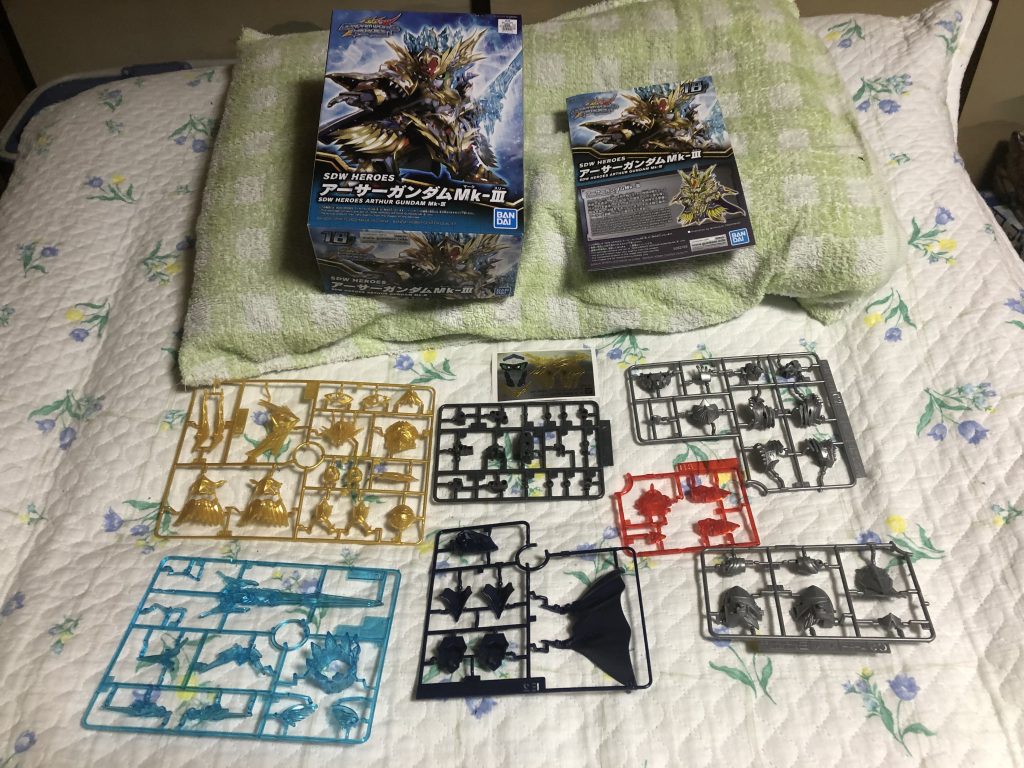 キット構成はシンプル。クリアパーツは、赤/インナーカラー、青/装備という感じですね。公式カラーと成型色があまりにかけ離れているので、むしろ好きに塗れと言わんばかりですw