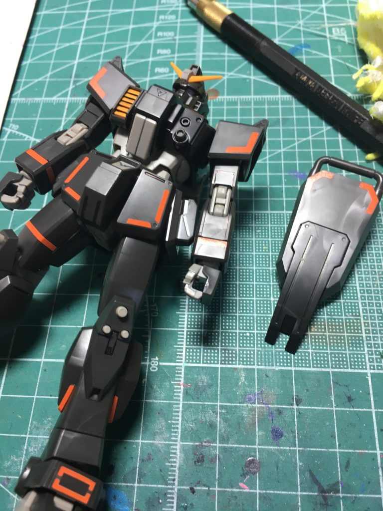 「ガンダムブレイカーバトローグ」登場機体発表の折には「THE ORIGIN」の局地型ガンダム(北米戦線仕様)やガンダムFSDを彷彿とさせるラインマーキングにすぐ惚れ込みました。このラインマーキングのテトロンシールを貼るために買った、といっても過言ではないです() 肩のラインマークは装甲の縁に沿って貼ってない見本に違和感があったので、縁に沿って貼りました。また足首アーマーに貼る物は中央の窓枠や余白をくりぬいて貼っています。加えてサンダーボルト汎用①のアトラス、陸戦型ガンダムS型のデカールをメインに貼って情報量をアップしました。 今回は本体の塗装は行わず、ガンダムマーカー流し込みスミ入れペンを主体にスミ入れし、太い線などはリアルタッチマーカーのリアルタッチグレー3で書きこむようにしています。 艶消しを吹いた後は肘と膝の関節にホイルシールの余白の銀の部分を貼っています。