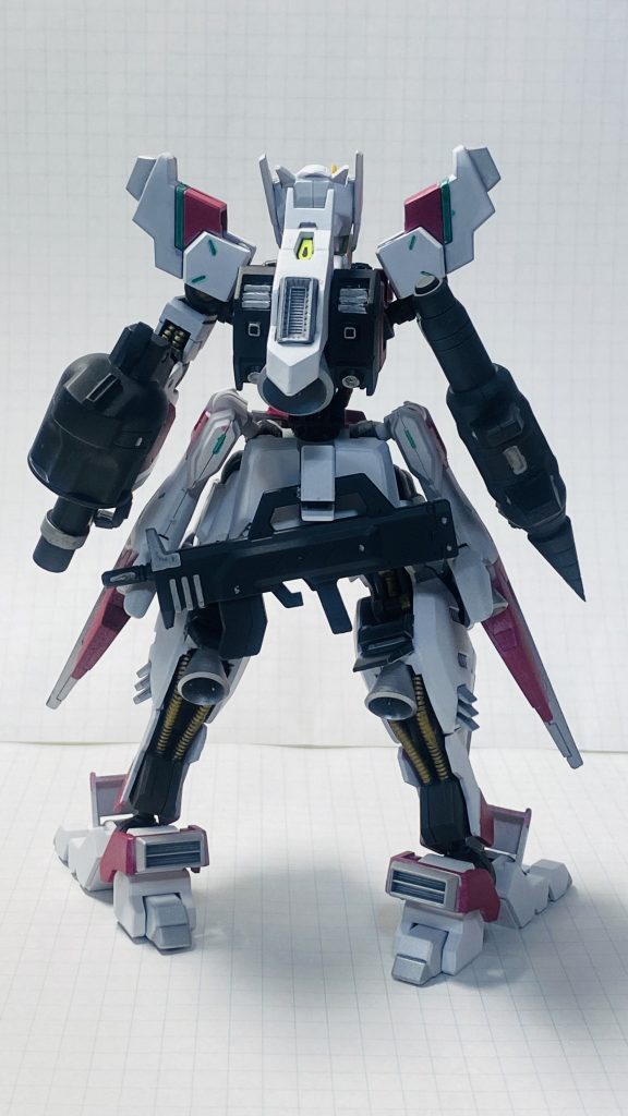 バックパック、脚部にもバーニアを増設。早ければ何とかなるかもしれないが、使いこなせる気はしない諸刃の剣。