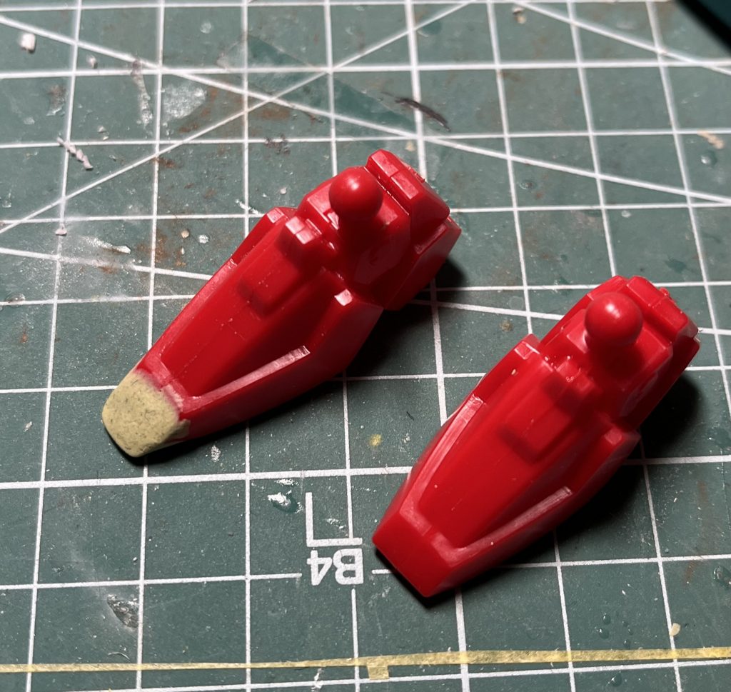 爪先はパテで延長しました。