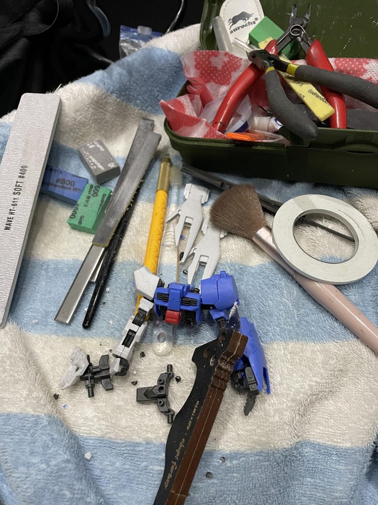 今回は表面処理、エッジ出しを重点に置いてパチ組みと同時進行で作業。このような道具を使ってます。