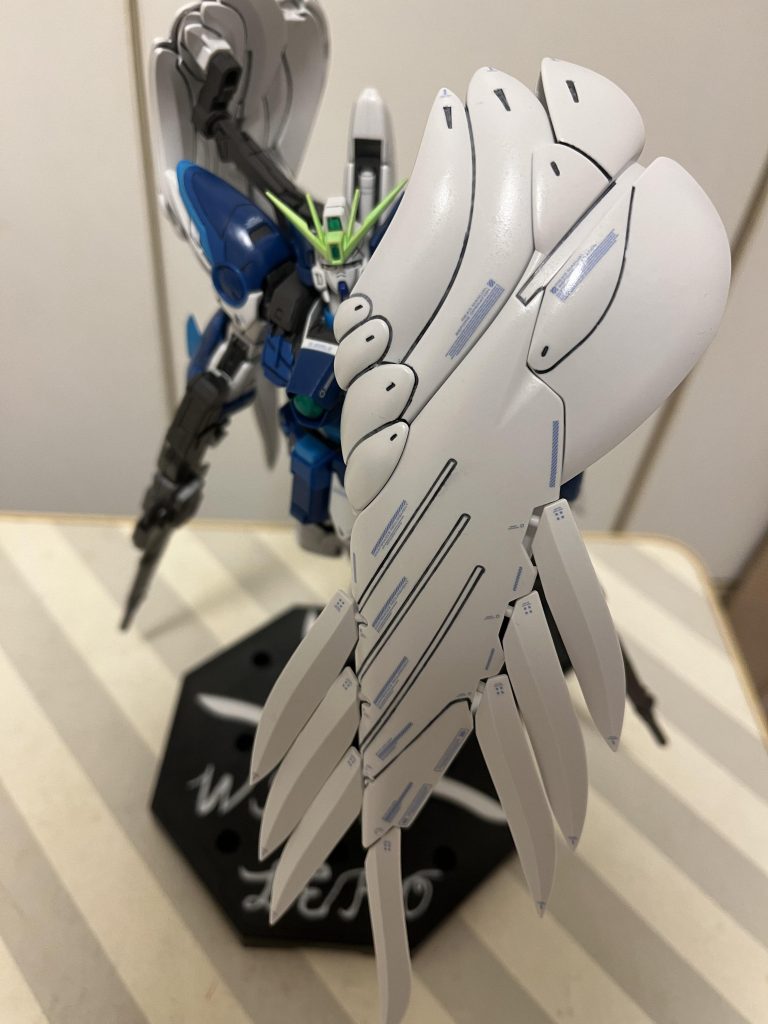 羽はシールド機能も兼ねてるらしいので余裕を持った防御ポーズ(のつもり)赤で主張するデカールもいい物ですが、青にこだわって抑え気味にしたのはこだわってよかったなぁと。