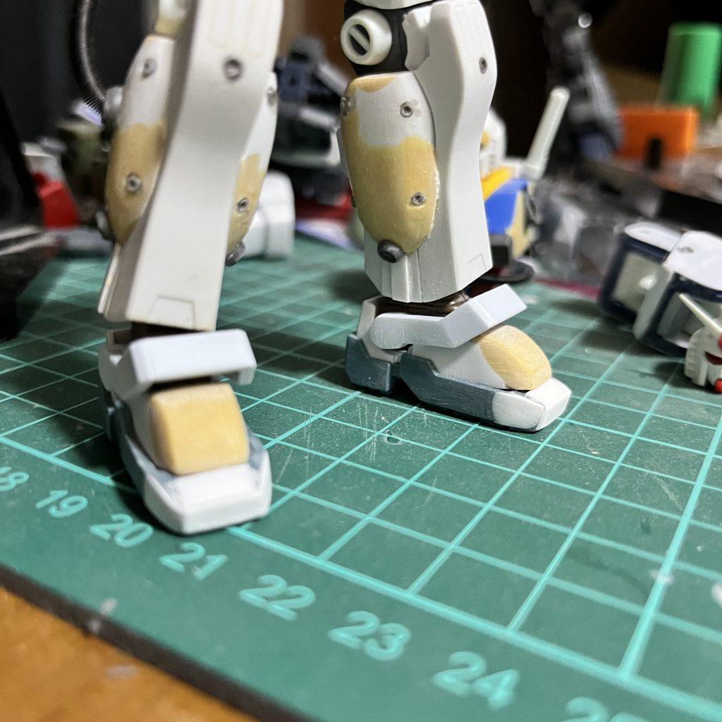 足はサンダーボルト版ジムの足を元にパテとプラ板で追加加工して成形しました〜