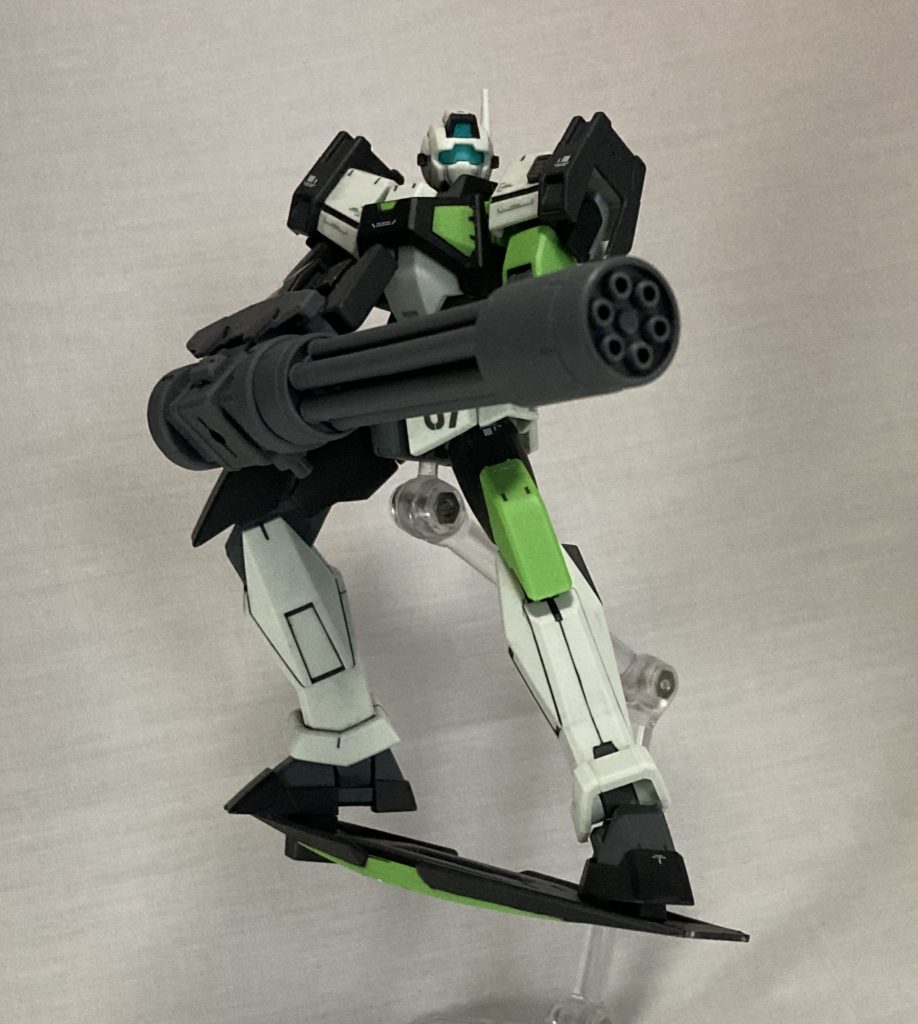 ガトリングアタッチメント、普段は背中にマウントしつつシールドボードで飛行中にナックルウェポンだけでは轢き逃げしかできないので装備させました