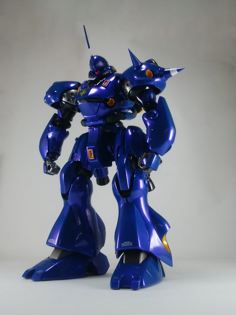 初めて使用したFASKOROLは元々ラジコンのボディを塗装する為のもののようです。良く行くプラモデル屋さんの片隅でまさに埃をかぶっていました。購入したのは偏光カラーの美しい青で、あえて成型色のままで塗り重ねました。そのため左肩のスパイクの延長はプラ棒を使わずランナーを使用しました。合わせ目けしもランナーパテを作ったりして（そして上手く消えてなかったりして）大変でしたが最終的にキレイな色になったので良しとしました。