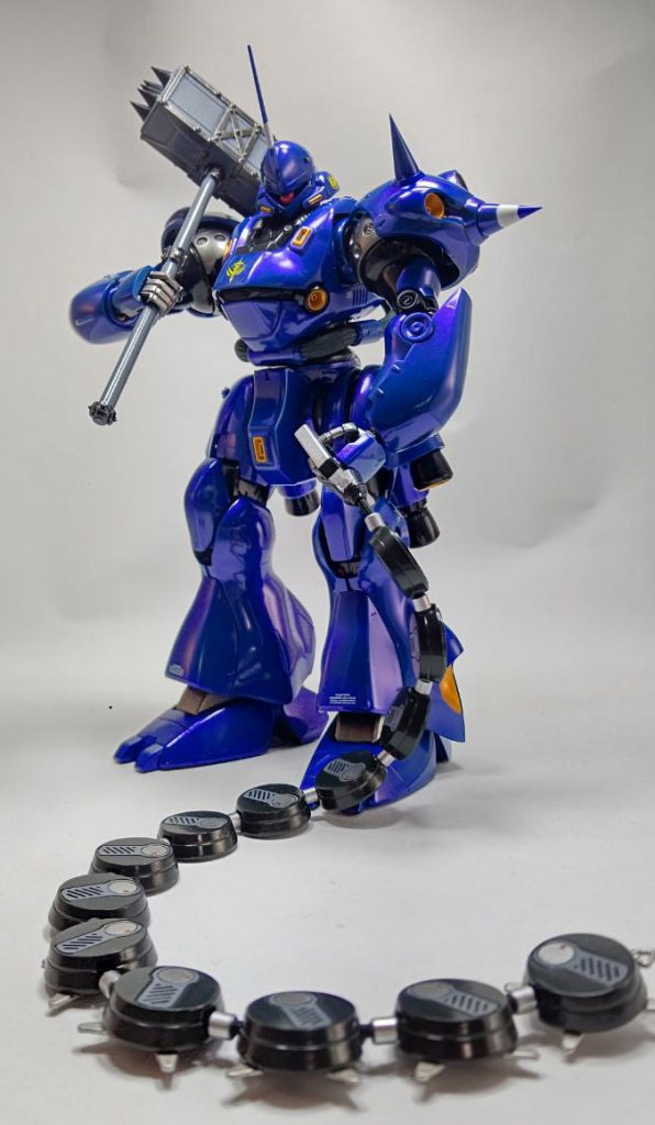 光が当たる部分は紫色に見えます。青以外はファレホで塗ってます。右手に持っているのは適当に作ったハンマー的な武器です。このケンプファーを貰い受けてくれた弟から「金槌的な武器を持たせて」とリクエストされ、何とかそれっぽいものを作りました。汗チェーンマインと一緒に持たせたら「工事現場に見える」と呟かれましたがまったくです。