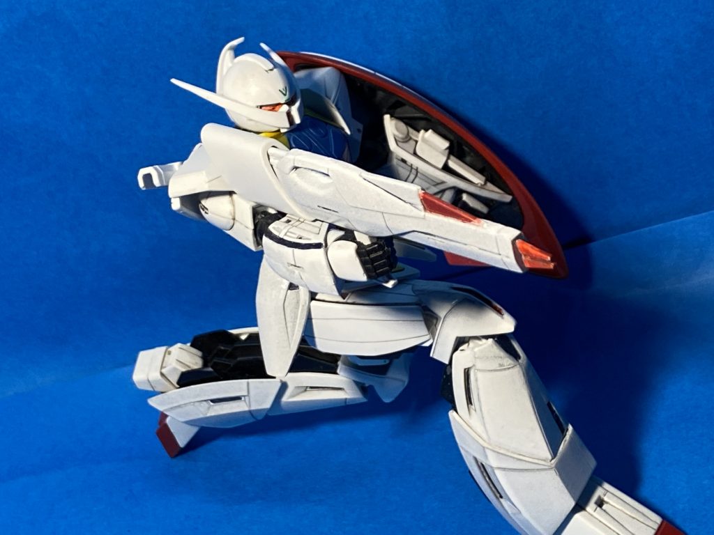 ライブルのマスキングに失敗してちょい塗装がはみ出してしまっていますね。銃口先端部分中央はカットしてMGのように溝を作ってあります。