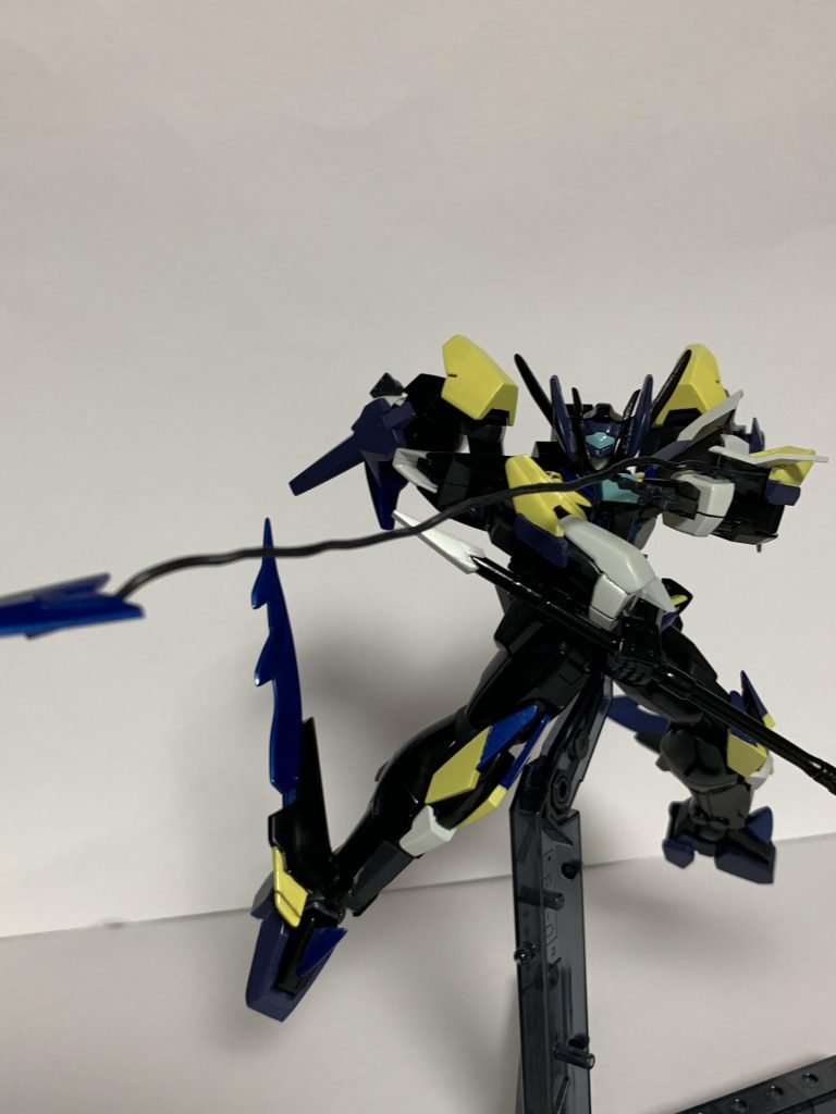 左腕部にはワイヤーを介して実体刃のGNダガーが搭載されている。これは敵機に刺さることでデータに痕跡を残さないように通信を繋ぐことが可能で、刺さるとGN粒子を散布させ刺さった部分の密度を高め、抜けにくくすることやGNミサイルのように内部から破壊することも可能になる。