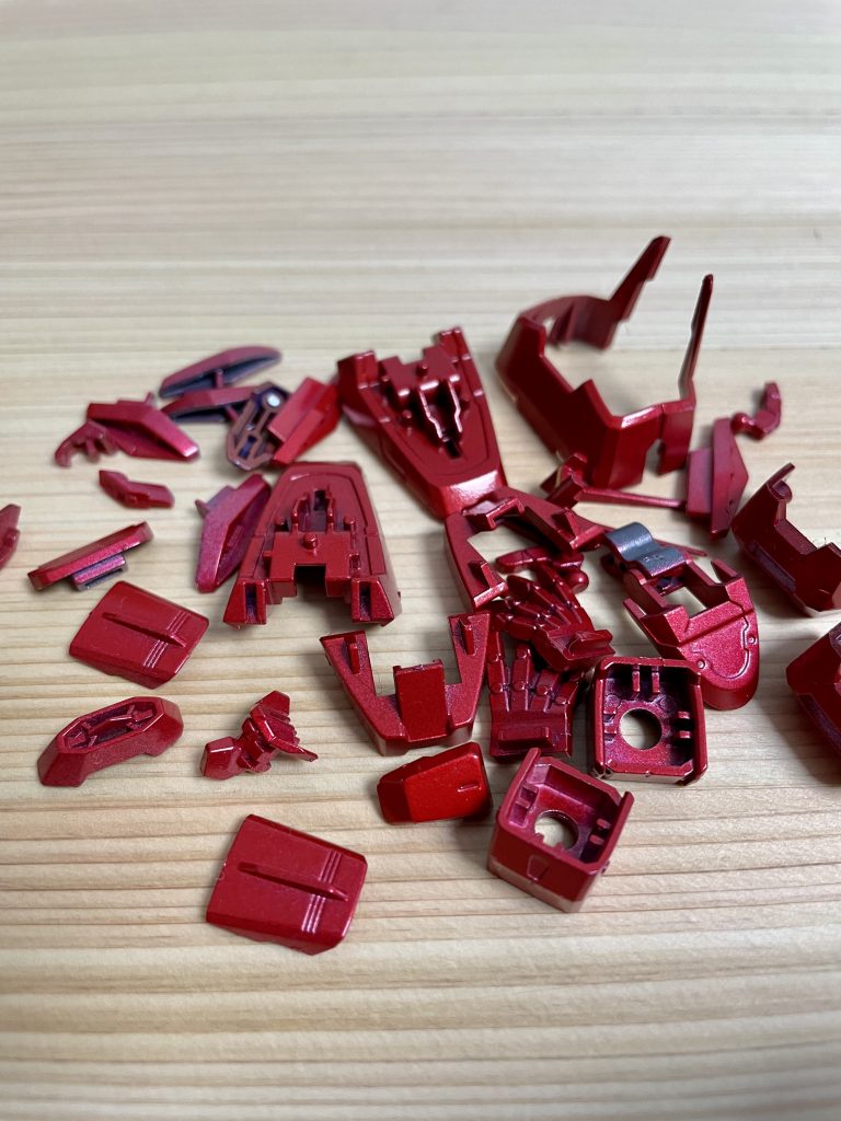 タミヤのパールライトレッドに、クリヤーレッドを重ねています。メタリック塗装でよくある手法ですね、シルバーをベースにすると尚いいですが。かなりかっこいい光沢感のある仕上がりになるのでオススメです！