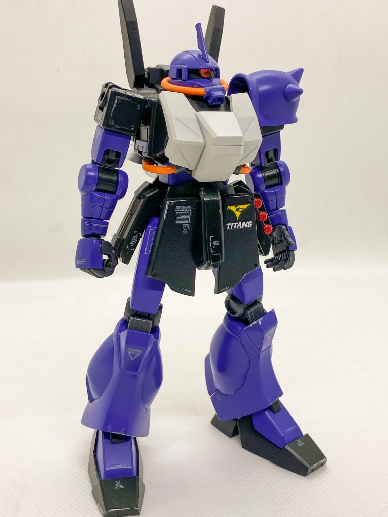 胸アーマーはエコーズジェガンのやつ。接着剤で付けたので着脱不可です。腕はザクIIです。ビーム兵器使えないじゃんと思いつつも、これしか手に入りませんでした。スパイク肩アーマーを横長に延長しました。曲面をならすのが難しかったです。特にヘリの部分。腕がザクなのに、胸部ダクトを見えなくしてしまったことにより、ザクっぽくなってしまいました。ハイザックが何故にハイザックなのかをもっと意識すべきでした。気を付けます。胴体がゴツくて足がシュッとしてるこのプロポーションは気に入ってます。