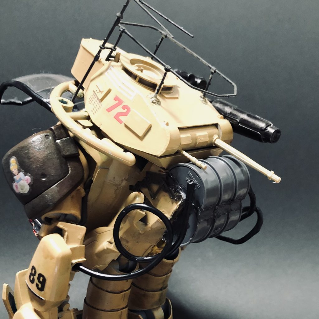 斜め後ろから。ケツの燃料タンクから謎のパイプで、長尺の腕へエネルギー供給してたりします😅