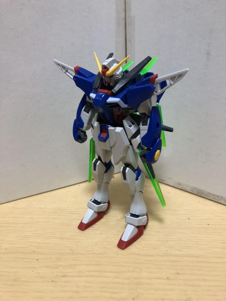 彼女曰く「デスティニーカマエル」は、格闘をメインとした戦闘スタイルで、各所に装備されたブレードファンネルは攻防の他に用途は多岐にわたる。