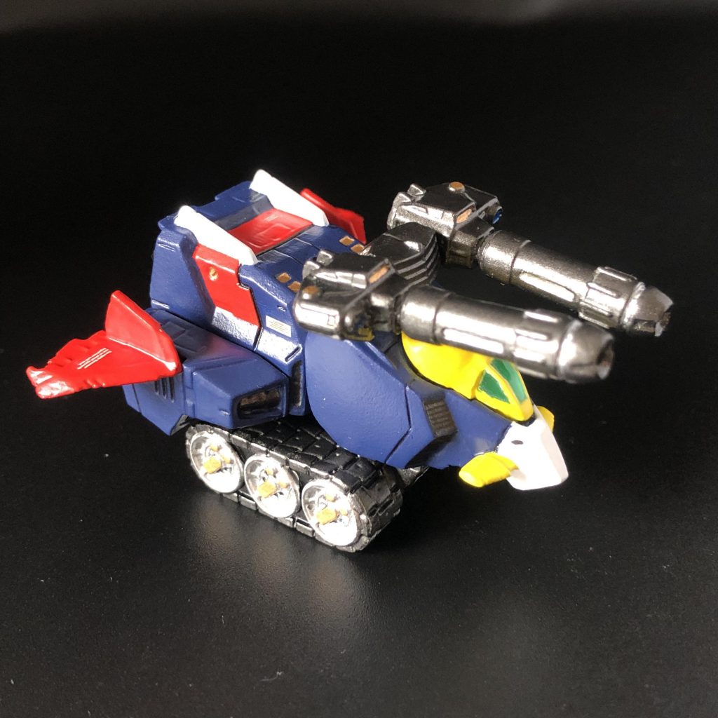 AパーツとBパーツの間の隙間は、プラ板等で埋めています。