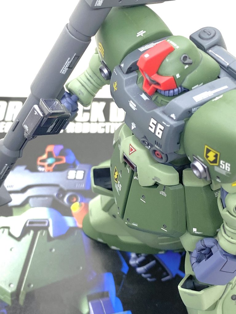 最後は説明書と。リック・ドムIIは最初期に出た機体なので肩は可動軸は無いですし股関節はボールジョイントなので動かすのにはあまり向いてないと思いますがプロポーション、ディテールはかなり良好でモノアイカバーもありますから一度は作っても損は無いと思います。雑誌でバンダイ様は成型色にも気を遣っているという記事を見た事をありますがこのリック・ドムIIが出た辺りから更に良くなってきたと感じてました。ザクカラーみたいなライトグリーンバージョンは成型色が抜群でつや消しクリアー吹くだけでウットリするぐらいカッコ良くなると思います。カラバリなのでシュツルム・ディアスやレズン専用ギラ・ドーガと同じ位に再版されにくいですが二つとも再版されるみたいなのでこちらも再版される事を是非ともお願いしたいです。ご覧して頂きありがとうございました。