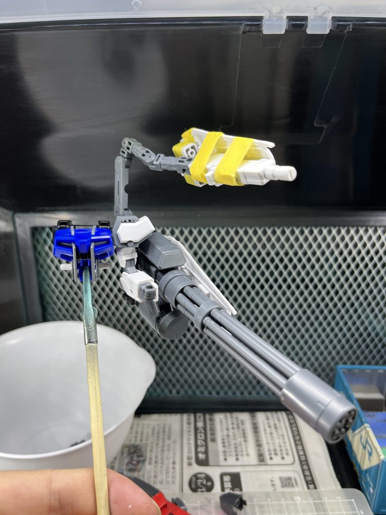 武装やシールド裏にも悩みました。ガトリングはあまりにも長く大きすぎたため、完成系では根元の短いバレルを外して短縮しました。