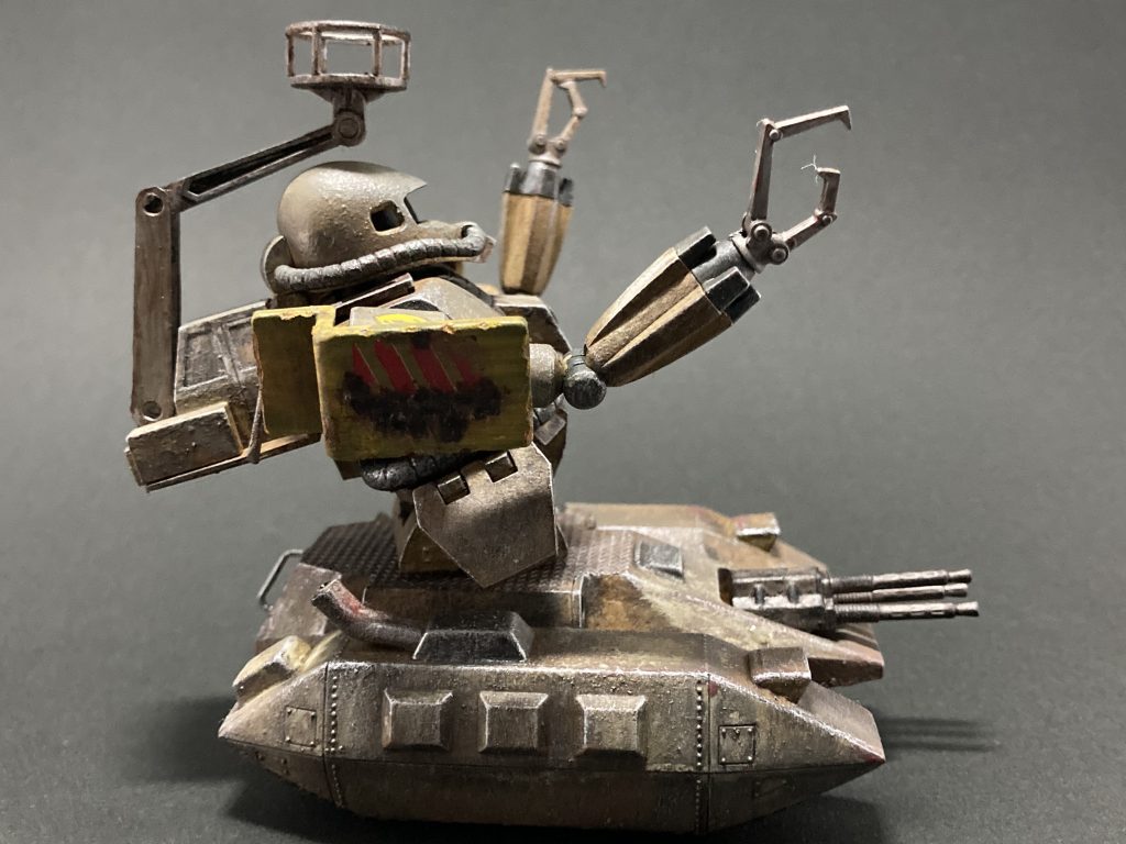 整備中っぽいポーズ。背中はカセットタンクかクレーンを選べるのですが、整備用のイメージを持ってたのでクレーンにしました🛠このクレーンが整備機ならではの表情を見せてくれます。( ◜ω◝ )🎵