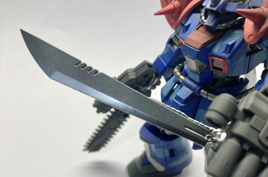 アイアンブラッドコーティング風の塗装は黒サフにスーパークロームシルバーを薄く吹いています。