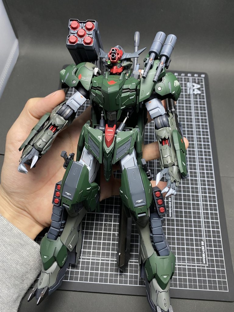 1/100だから持つと大きさを感じられてすこ。