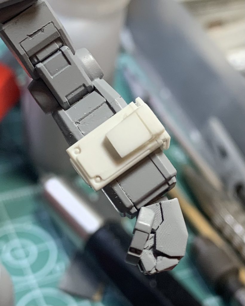 新造のシールド受け部、ハンドパーツは、市販の3Dプリント品にしています「ロボマニM」だったかな、
