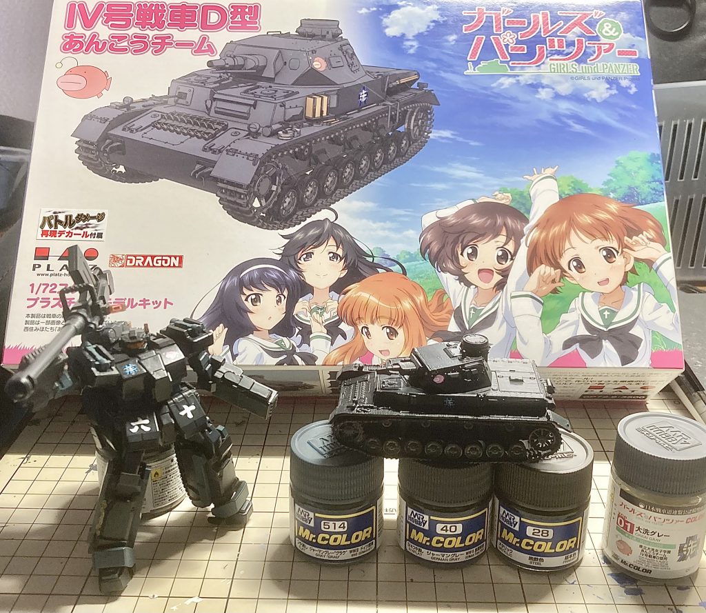 以上、宇宙世紀とガールズ＆パンツァーの世界観をミックスさせて、ガルパンストーリーっぽくやってみました。ガルパンもガンダムもどちらも作中設定がしっかりしてるので、話の整合性を取るのも中々面白かったです。この企画自体も何年も前から計画してて、仮組みしたままずっと眠ってたのをここ数ヶ月で完成させたので、やっと積みが１つ完成しました。今回は1/72スケールのⅣ号戦車あんこうチーム仕様のデカールをロトに貼ったり、ＥＤ画像風のミニフィギュアの為に追加で1／35スケールⅣ号戦車フィギュア付セットを買ったりと、そこそこ値が張ってます。メイン塗装にはMr.ホビーのジャーマングレー５１４番、ロトの差し色に４０番、履帯は黒鉄色の２８番で塗ってます。最初はガルパン公式の大洗グレーを買いましたが、かなりグレーが強くてイメージと違ったのでジャーマングレー系に変更しました。ちなみに１８０㎜砲の自動給弾装置をサブアームとかで作ろうと思えば作れましたが、そうしちゃうと優香里殿がずっとポツーンとしちゃって可哀想なので止めました。（人力装填の画もアレですがw)機会が有れば、他のチームのも作ってみたいです。サメさんチームとかまさに海賊系なんだからクロスボーンとかいけそうw
