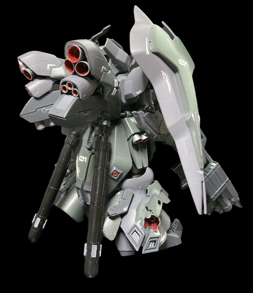 全体的に大型化したのでバックパックも全体的にサザビーのパーツを使用してバーニアを盛りました。プロペラントタンクもコトブキヤの物に変更しています。