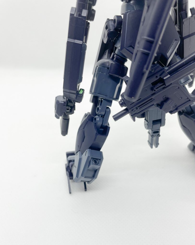 ミサイルベイアンクルガードに内蔵された小型ミサイルを発射するミサイルベイ。使用時にはハッチが後方に展開する。その設置箇所も相まって命中率に難がある為主に後方への牽制として使用されるが、威力だけ見れば十分に主力武装足りえるクオリティを誇る。