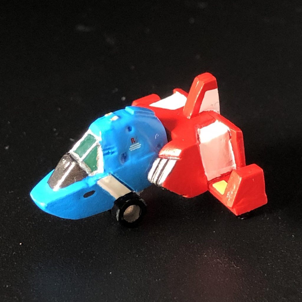 コアファイター。機首はコンバージの物を、蓄光パウダー+UVレジンで複製。透過+光ります。また、ナビゲーションライトも、蓄光シールで再現しました。胴体とランディングギアはスクラッチ。結構、ダルダルに。ランディングギアは取り外せます。