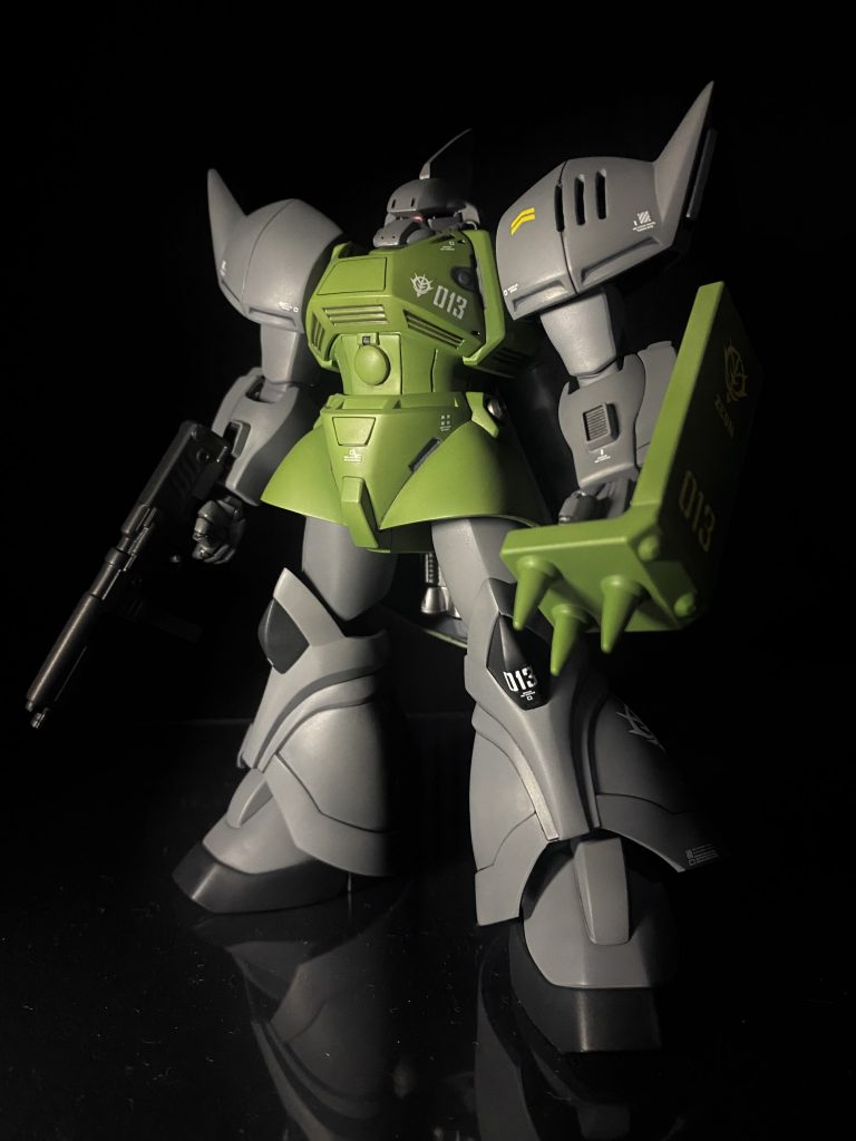 正面ショット。スタイルはそんなに悪くないと思いました。設定画に比べるとスマートですが、弄ると時間かかるので良しとしましょう。顔は命なのでモノアイシールドを狭くして、悪者顔に。後は肩のスリットを開口したぐらい。機体番号はガンダムデカールで余ってた013、名もなき軍曹機として軍曹階級章を肩に貼りました。