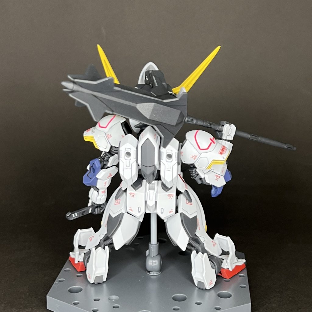 握り拳や開き手がなかったのでメインウエポンのメイスと太刀を両手に持たせました。やっぱり無地バルバトスと言えばこの二つの武器ですね！武器はHGサイズのままです。