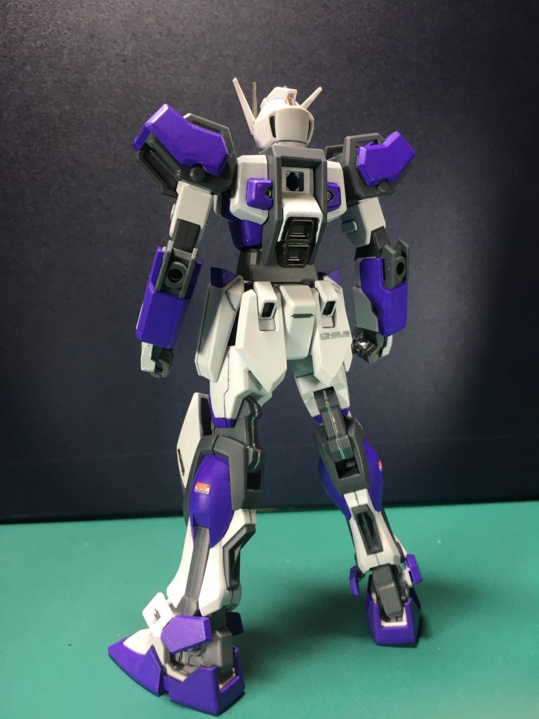 　ふくらはぎや前腕、肩アーマー、ソール部分など、Hi-νガンダム(Ver.Kaも)の紫カラーをイメージ元にしてパーツ分割も活かしつつ塗っています。白をベースに紫、あえてカメラ部を除けば本体には黄色や赤を入れていません。