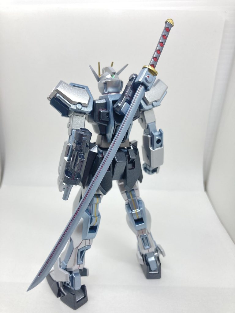 アーマーシュナイダーを1本無くし、そのままだととても寂しいので、ジャンクから刀と左腕機関砲を作って誤魔化してます。