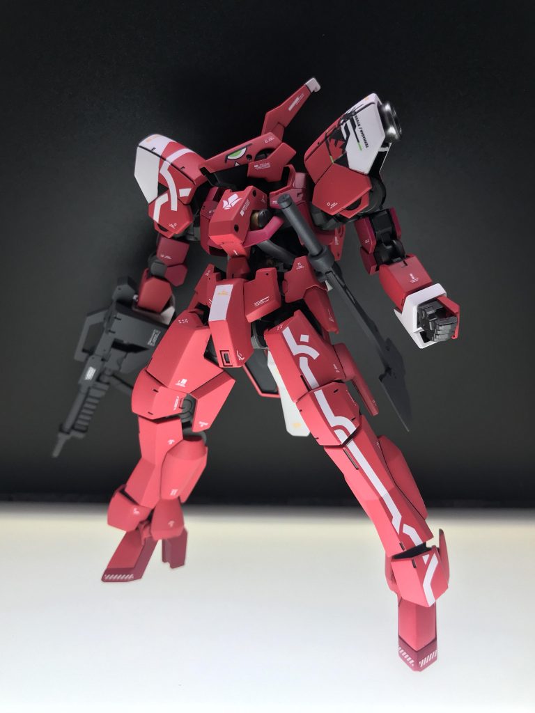 「あんな厳格だったクランクさんの機体をこんな下品な色に…許せん！」