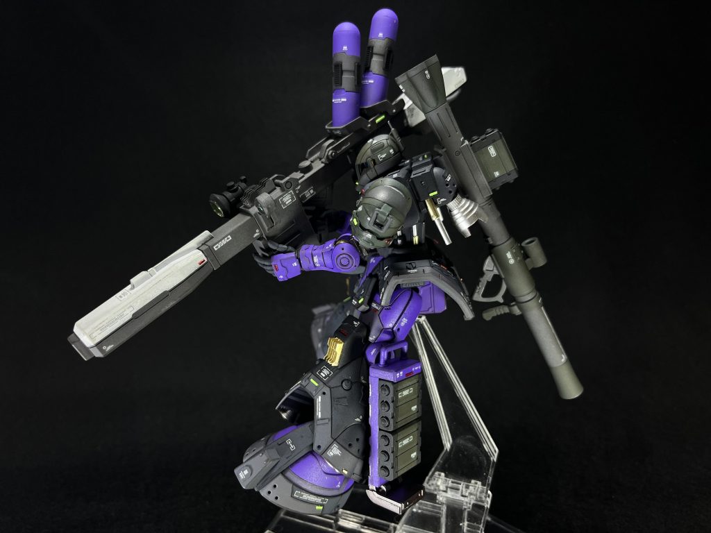 射撃姿勢を横からも。このアングル、シリンダー、予備弾倉のラック、しいたけ、バズーカなど頑張ったポイントがよく見えてお気に入りの一枚です。墨入れですが今回はレギュレーションに則りリアルタッチマーカーを使用し、ついでにパーツの縁にも塗料をのせ、指でぼかしてグラデーション塗装っぽくなるか練習をしました。グラデーションの方は近くで見ないとわからないくらいのものになってしまい、あまり上手くいきませんでしたが、今後も諦めずエアブラシ以外でグラデーションの道を突き進みます。