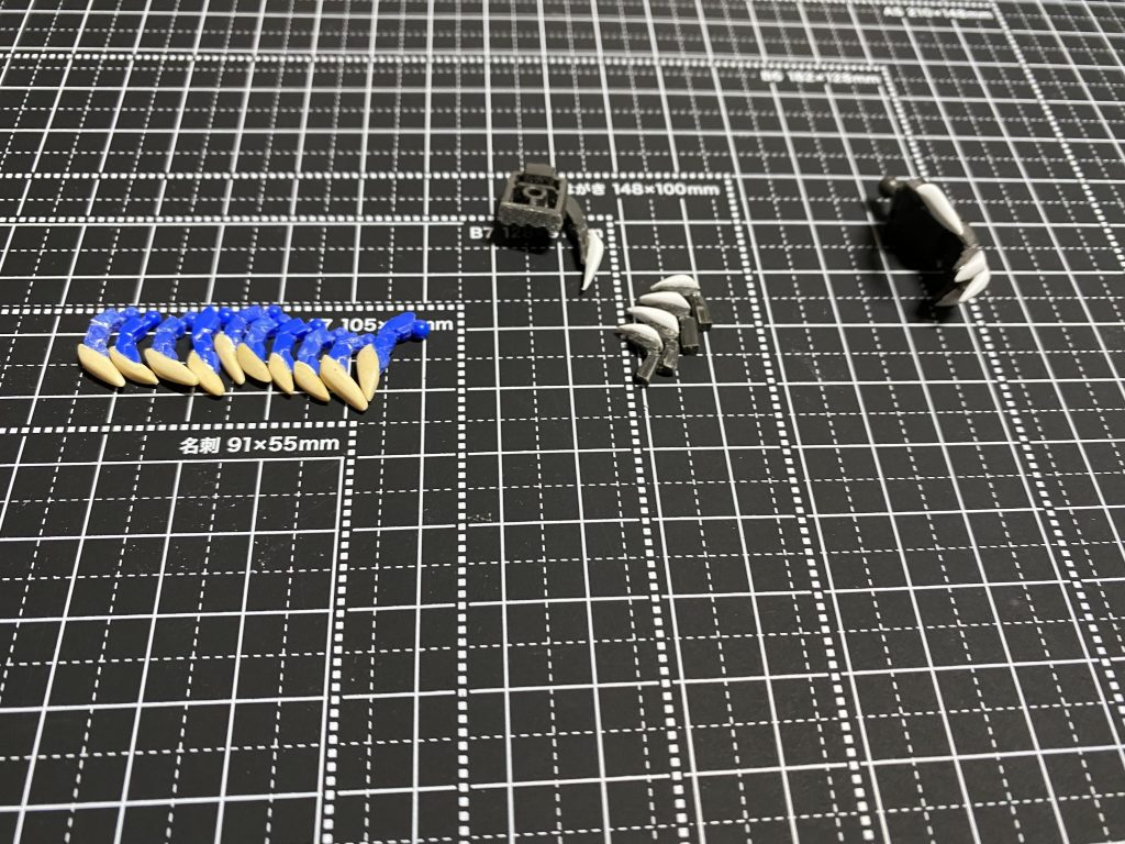 爪はパテでやったり、ランナーの切れ端使って作りました。