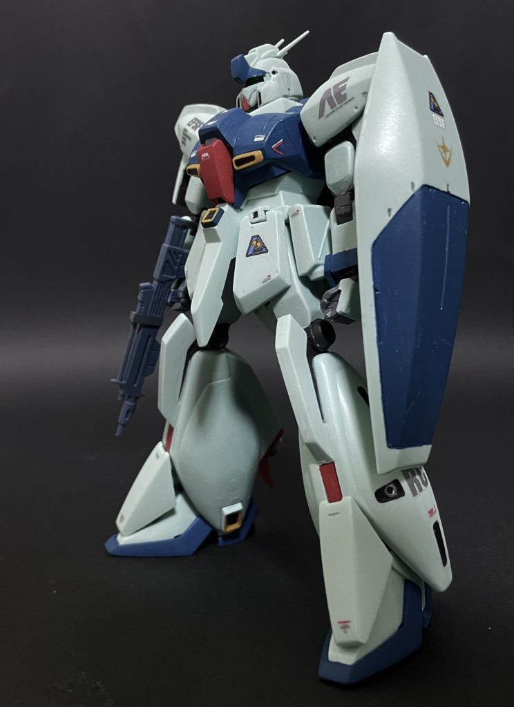 このアングルが一番マシに見えます。普通にカッコいい。改修ポイントとしては前腕が短い、肘ポリキャップが剥き出し。ビームライフルがかなり薄いというあたりでしょうか。いやー差し引いてもカッコいい(笑)