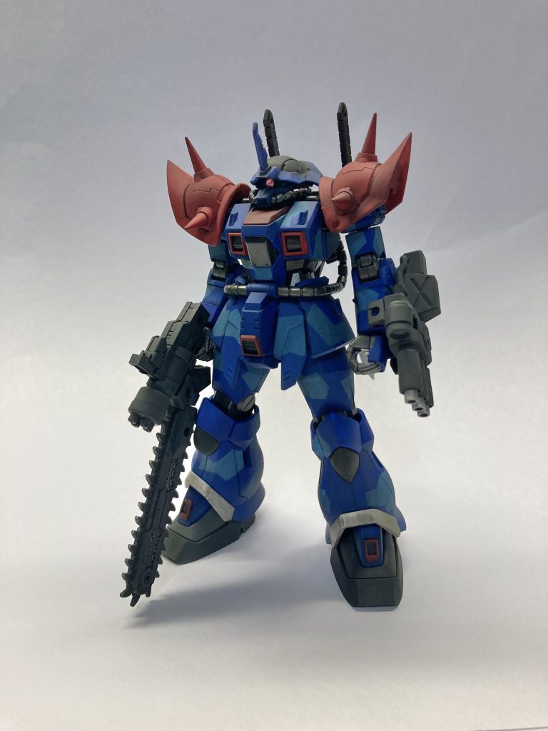 まずは機体前面。頭部、ショルダーアーマー、バックパックの一部、武装をGフレームのものにしています。スプリッター迷彩なのはちょっとやってみたかったので今回試してみました。それと全体的にウェザリングしています。
