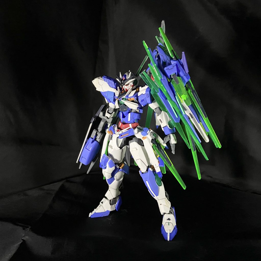 クアンタの特徴である、ソードビットをこれでもかと増やしました。ソードビットが増えたのでビットの制御を補助するクラビカルアンテナも上半身を中心に増やしました。胴はFXの腹部パーツを追加して延長、足をFXに変更し少し身長を伸ばしました。手脚も2ミリずつ延長しました。