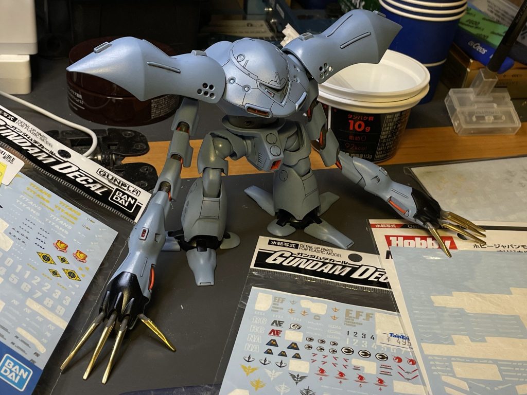 デカール貼りは楽しいですTwitterのフォロワーさんで、デカール貼りが嫌いという方がいらっしゃる。僕には信じられないですよ笑笑完成間近で、早る気持ちを抑えながら、ディテールの足りない部分を補う。はたまた、デカールのために空けておいたスペースをデカールで埋めてデザインの一部としてしまう。そんな事を考えながら作業を進めるのです。至福のひと時だと思うんですけど。変態ですか?笑笑