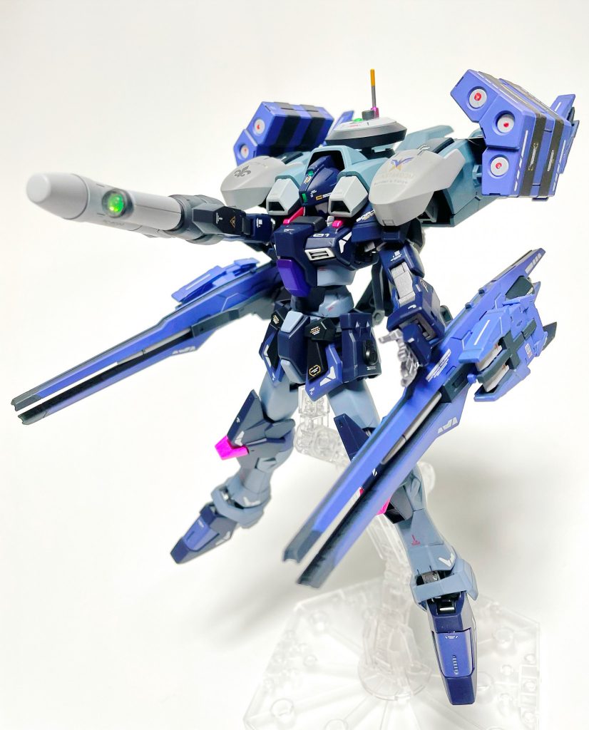 カメラガン・ソナーは強力なレーザー及びジャミング電波も発する事ができる為、照射を受けた機体は電気系統に一時的なバグが発生。数分間制御不能となる攻撃力を有している。