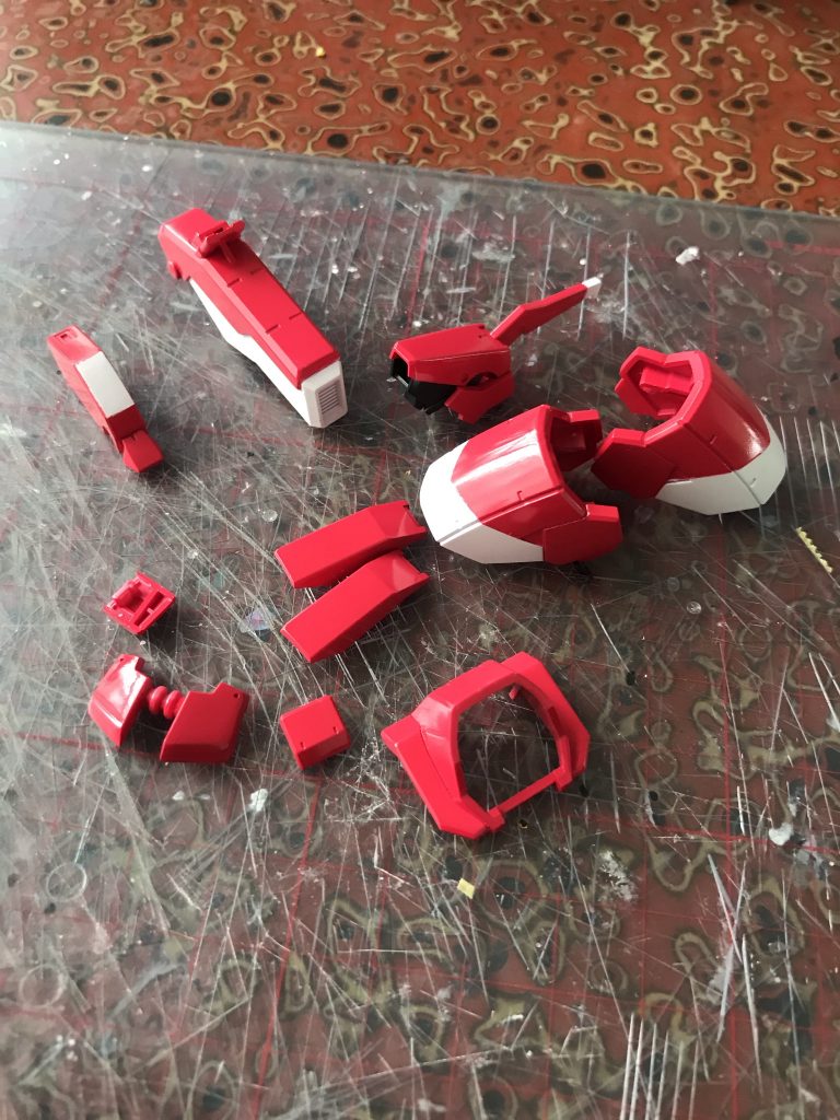 塗装レシピは、お世話になっておりますガルマ⭐︎ザビコさん直伝のレシピを基に、モデグラの作例に倣ってマスキングで白を追加しております。