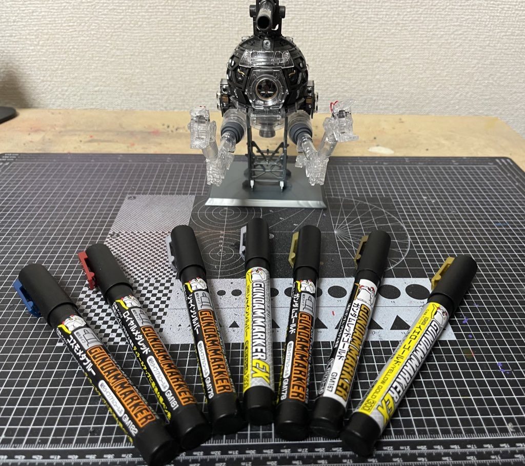 使用したガンダムマーカー:イエローゴールド,ガンダムレッドゴールド,ガンダムゴールド(細先タイプ),シャインシルバー,シャインシルバー(細先タイプ),ロイヤルメタレッド(細先タイプ),コスモメタブルー(細先タイプ)