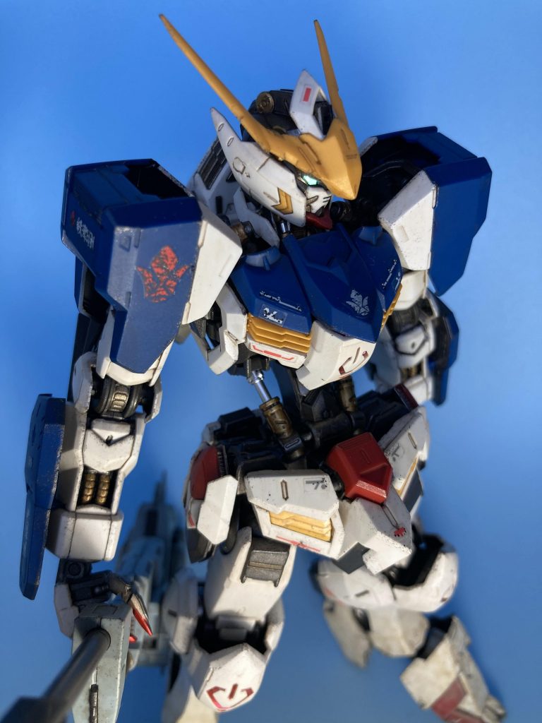 青背景でぐるっと。塗装は・フレーム→ランナーのままで、水性ホビーカラー焼鉄色をイージーペインターで塗装した後にリアルタッチマーカーブラウンでスミ入れ。・装甲→ランナーのままデカール貼り、裏側を水性ホビーカラーつや消し黒、焼鉄色で筆塗り後につや消し。切り離しながら焼鉄色で程よくスポンジチッピング。装甲は成型色仕上げです。その後は組んでからウェザリングカラーのグラウンドブラウンでウォッシングとピンウォッシュ。足回りとレンチメイスのみウェザリングマスターでグランドワークをしました。今回のウェザリングは練習も兼ねてほどほどにしました!