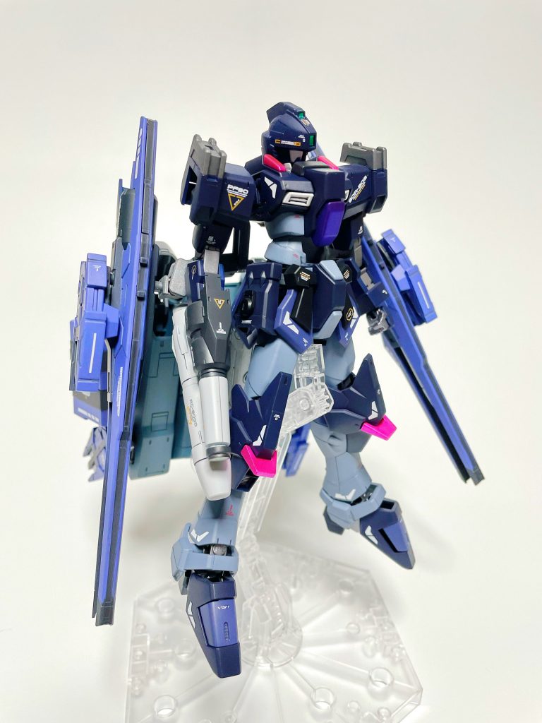 以下機体制作の解説です。胴体は本企画の統一企画としてスターバーニングガンダムを使用。頭部はEz-SRマキシマ、腕部はシャルドールローグ。脚部はアメイジングストライクフリーダム、EWACユニットは百里です。シャルドールの腕部はそのままではスターバーニングにつけられないので、関節を新造しています。