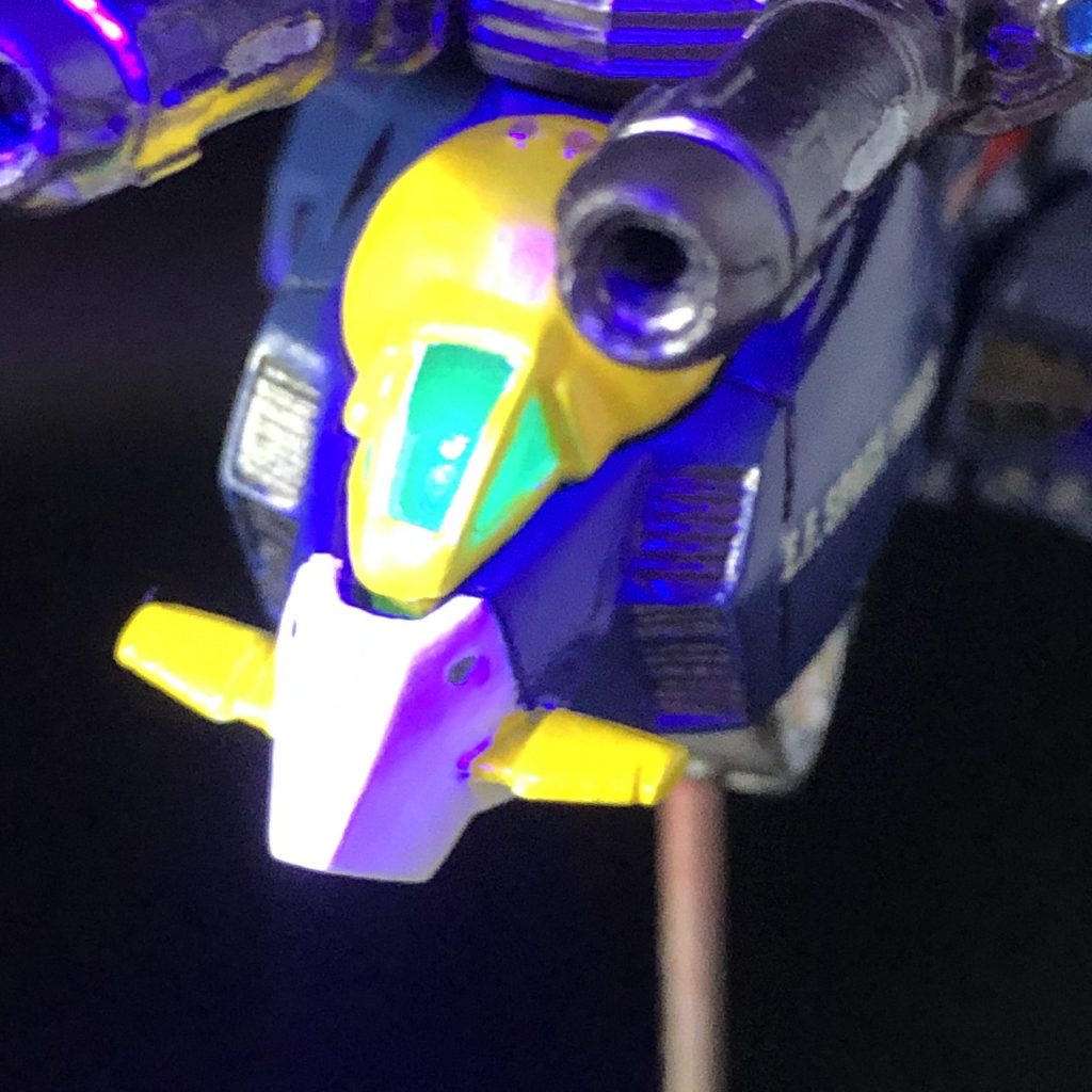 コクピットは、UVレジンで複製。蓄光パウダーで光ります。